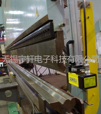 無錫宇軒電子科技成功研制BLPS型折彎機激光保護裝置，為工業(yè)安全再添利器